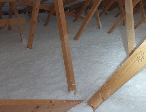 Zateplení stropu budovy se sedlovou střechou pomocí foukané izolace 